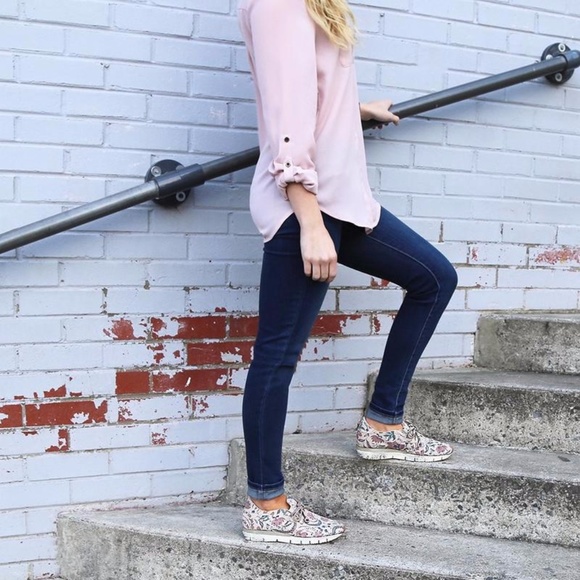 New! OTBT Women's Lunar Sneaker, Bone Leather - Picture 7 of 7